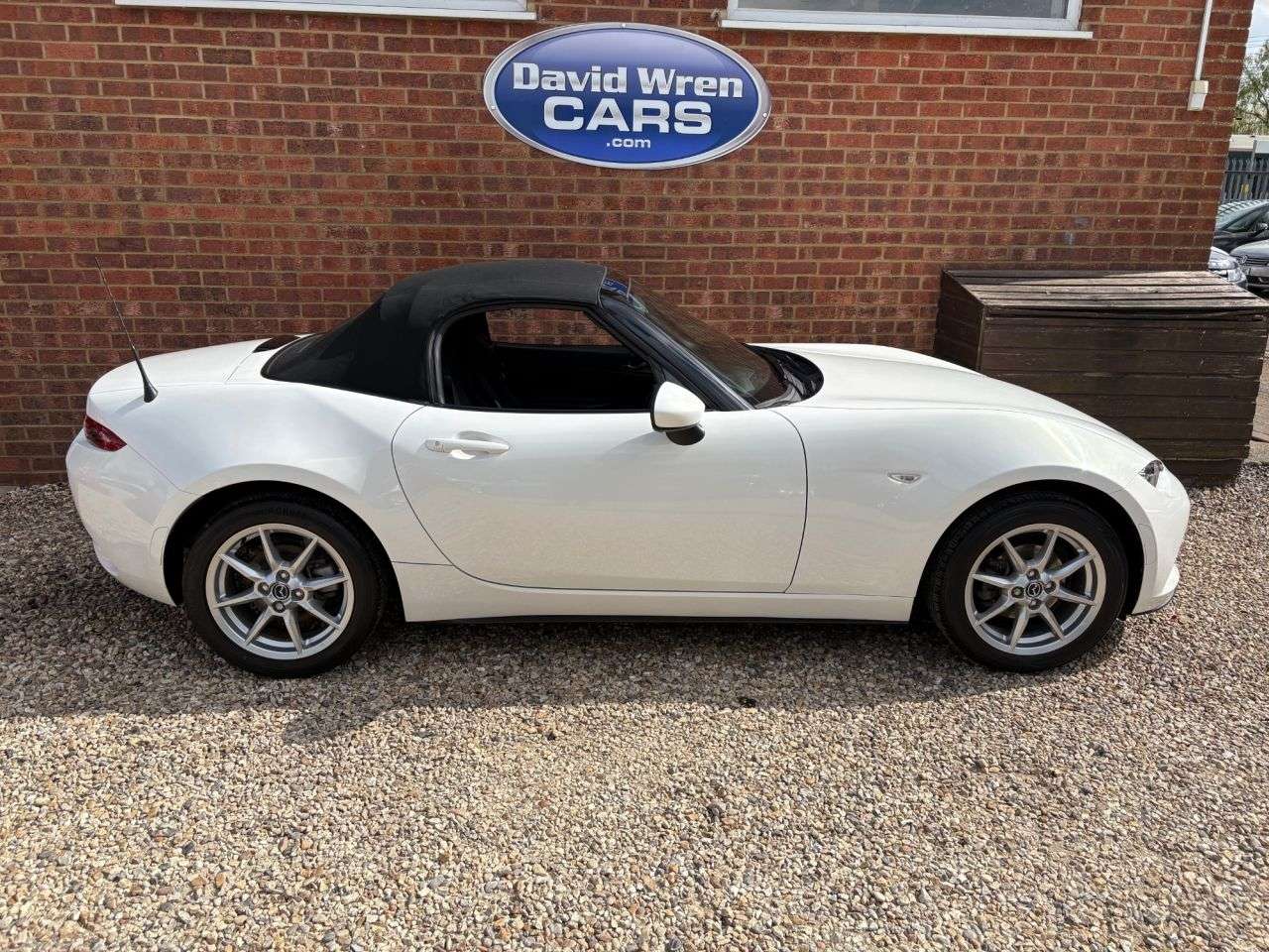 A 2017 MAZDA MX-5 1.5 SKYACTIV-G SE Convertible 2dr Petrol Manual Euro 6 (131 ps) A 2017 MAZDA MX-5 1.5 SKYACTIV-G SE Convertible 2dr Petrol Manual Euro 6 (131 ps)
