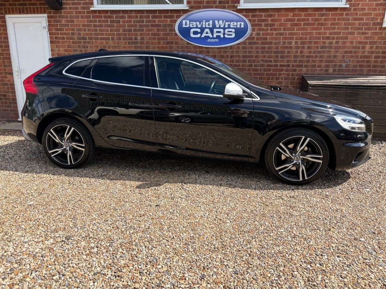 A 2019 VOLVO V40 2.0 T2 R-Design Edition Hatchback 5dr Petrol Manual Euro 6 (s/s) (122 ps) A 2019 VOLVO V40 2.0 T2 R-Design Edition Hatchback 5dr Petrol Manual Euro 6 (s/s) (122 ps)