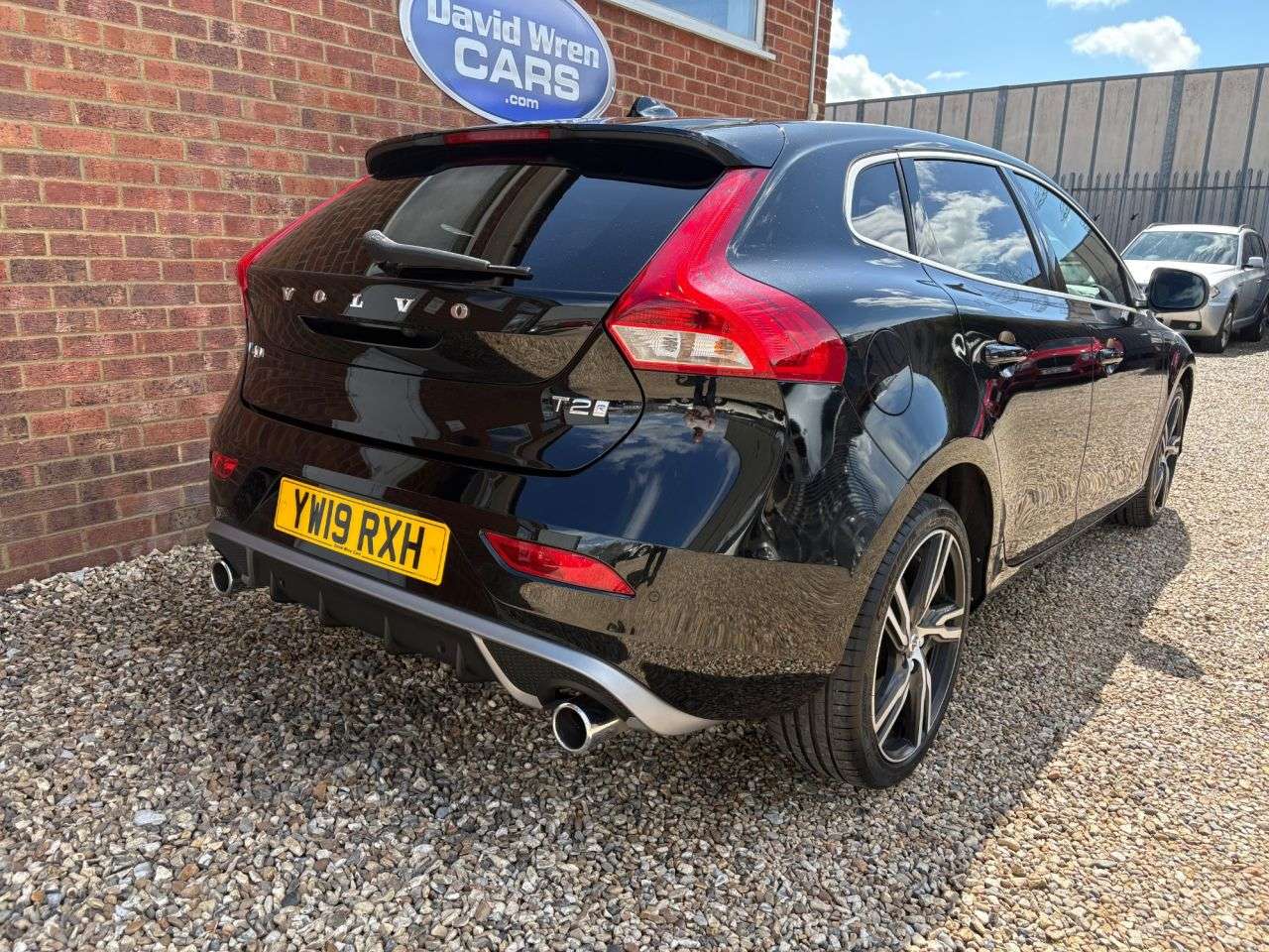 2019 VOLVO V40 2019 VOLVO V40