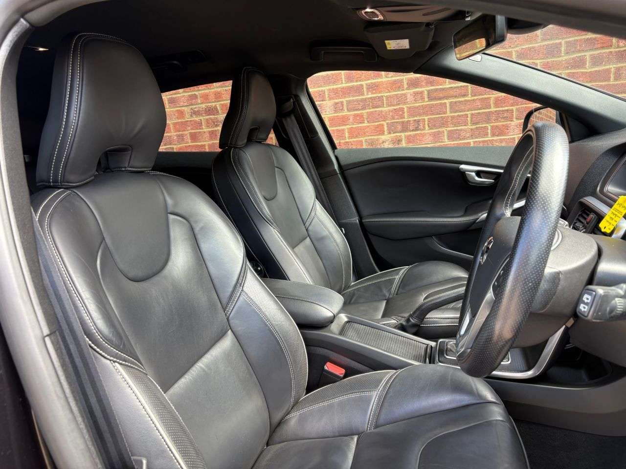 2019 VOLVO V40 2019 VOLVO V40