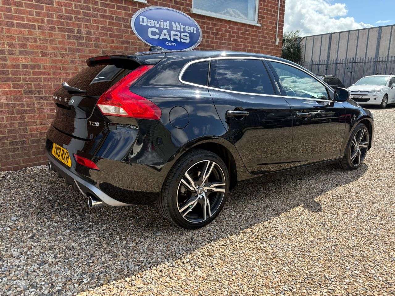 2019 VOLVO V40 2019 VOLVO V40