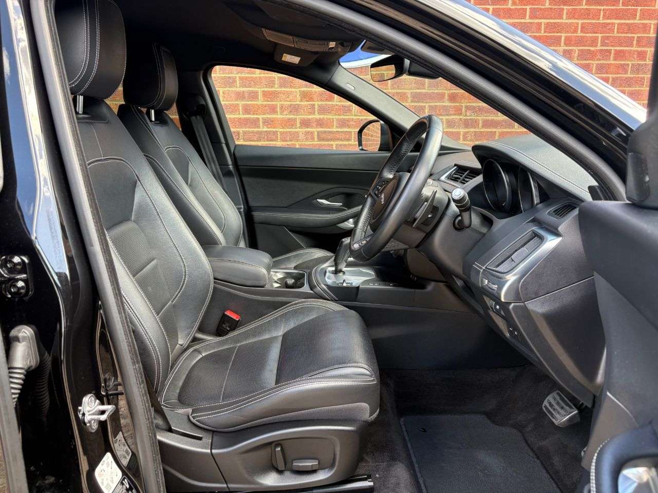 A 2019 JAGUAR E-PACE 2.0 P200 R-Dynamic S SUV 5dr Petrol Auto AWD Euro 6 (s/s) (200 ps) A 2019 JAGUAR E-PACE 2.0 P200 R-Dynamic S SUV 5dr Petrol Auto AWD Euro 6 (s/s) (200 ps)