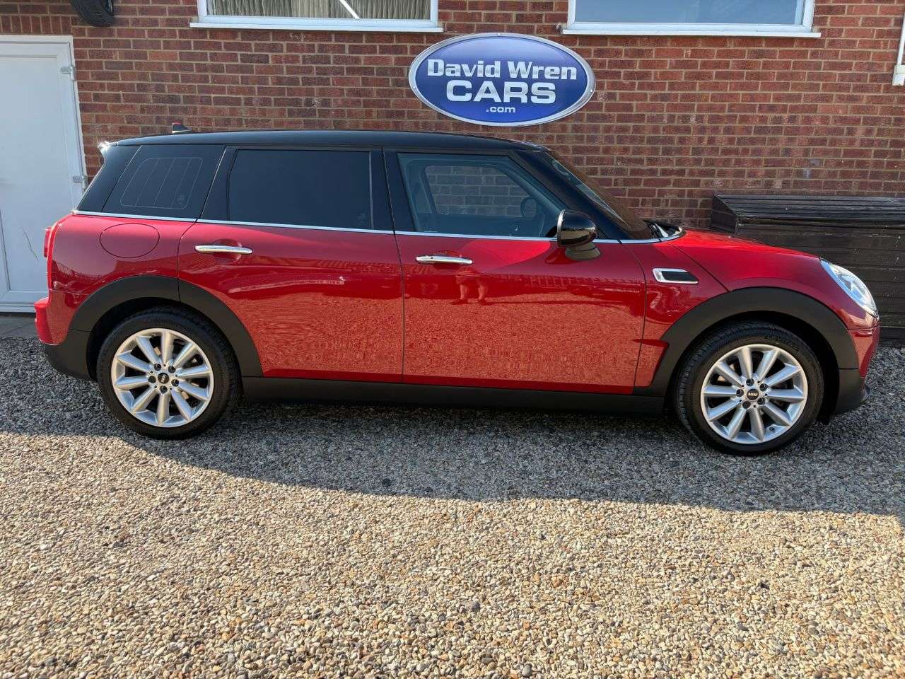 A 2017 MINI CLUBMAN 1.5 Cooper Estate 6dr Petrol Auto Euro 6 (s/s) (136 ps) A 2017 MINI CLUBMAN 1.5 Cooper Estate 6dr Petrol Auto Euro 6 (s/s) (136 ps)