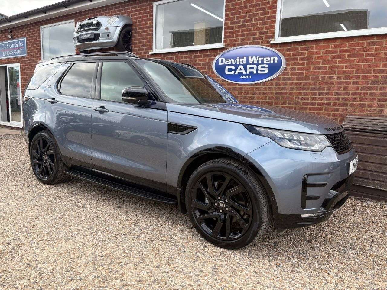 A 2018 LAND ROVER DISCOVERY 3.0 SD V6 HSE Luxury SUV 5dr Diesel Auto 4WD Euro 6 (s/s) (306 ps) A 2018 LAND ROVER DISCOVERY 3.0 SD V6 HSE Luxury SUV 5dr Diesel Auto 4WD Euro 6 (s/s) (306 ps)