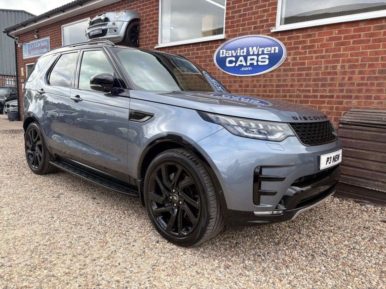 A 2018 LAND ROVER DISCOVERY 3.0 SD V6 HSE Luxury SUV 5dr Diesel Auto 4WD Euro 6 (s/s) (306 ps) A 2018 LAND ROVER DISCOVERY 3.0 SD V6 HSE Luxury SUV 5dr Diesel Auto 4WD Euro 6 (s/s) (306 ps)