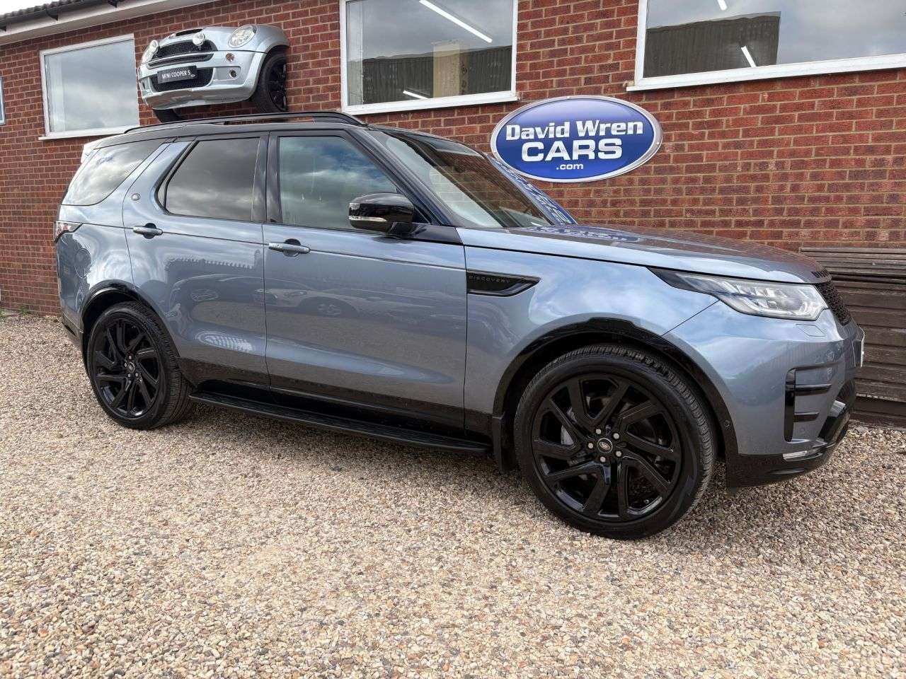 A 2018 LAND ROVER DISCOVERY 3.0 SD V6 HSE Luxury SUV 5dr Diesel Auto 4WD Euro 6 (s/s) (306 ps) A 2018 LAND ROVER DISCOVERY 3.0 SD V6 HSE Luxury SUV 5dr Diesel Auto 4WD Euro 6 (s/s) (306 ps)