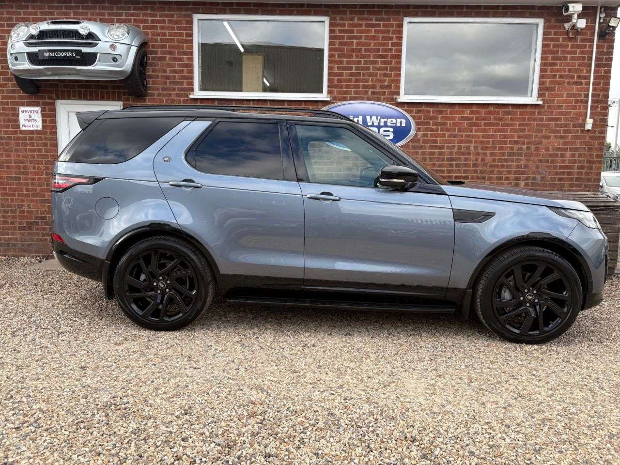 A 2018 LAND ROVER DISCOVERY 3.0 SD V6 HSE Luxury SUV 5dr Diesel Auto 4WD Euro 6 (s/s) (306 ps) A 2018 LAND ROVER DISCOVERY 3.0 SD V6 HSE Luxury SUV 5dr Diesel Auto 4WD Euro 6 (s/s) (306 ps)