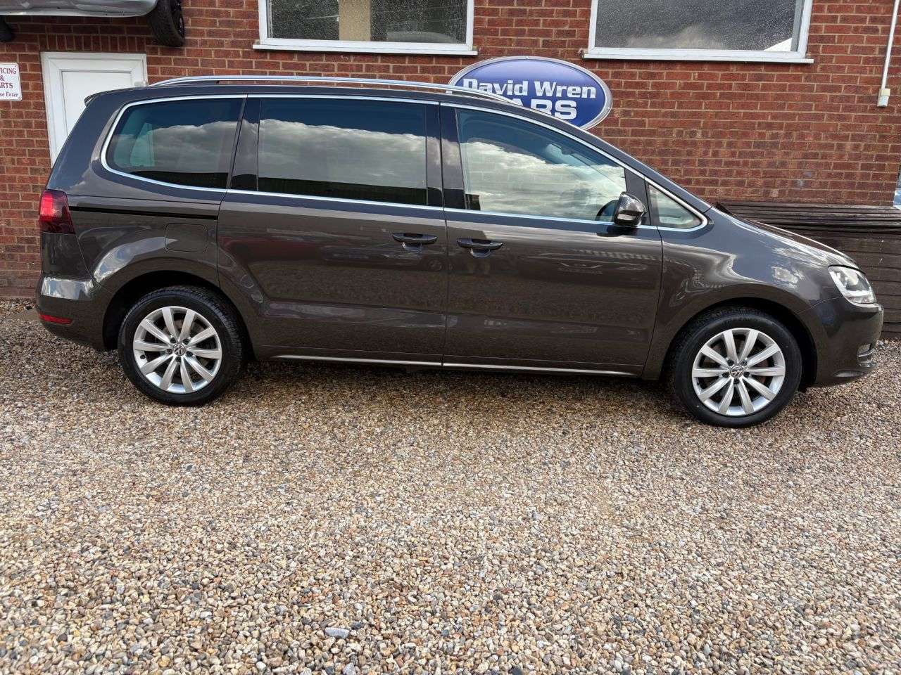 A 2017 VOLKSWAGEN SHARAN 2.0 TDI SEL MPV 5dr Diesel DSG Euro 6 (s/s) (184 ps) A 2017 VOLKSWAGEN SHARAN 2.0 TDI SEL MPV 5dr Diesel DSG Euro 6 (s/s) (184 ps)