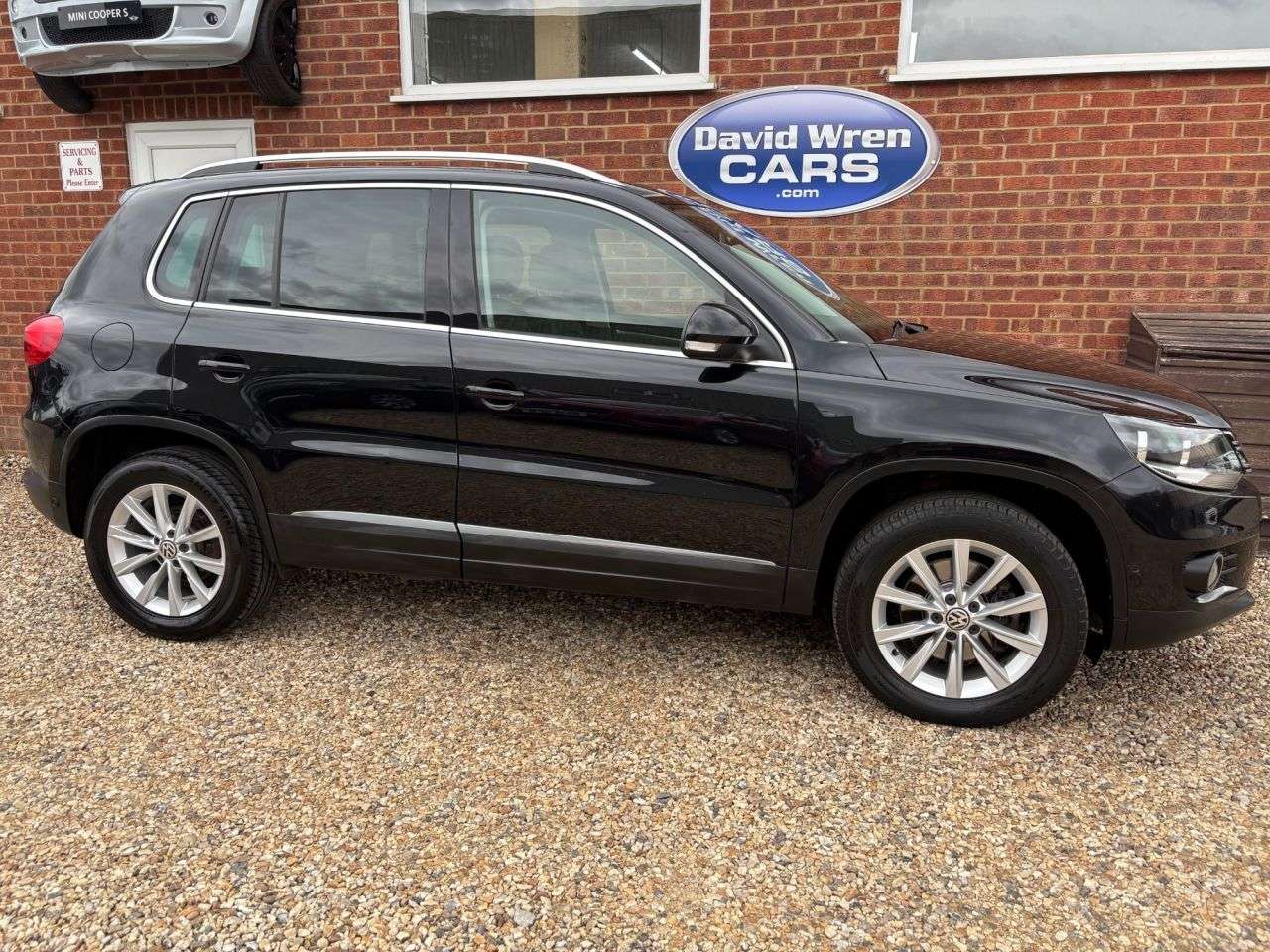 A 2012 VOLKSWAGEN TIGUAN 2.0 TDI BlueMotion Tech SE SUV 5dr Diesel DSG 4WD Euro 5 (s/s) (140 ps) A 2012 VOLKSWAGEN TIGUAN 2.0 TDI BlueMotion Tech SE SUV 5dr Diesel DSG 4WD Euro 5 (s/s) (140 ps)