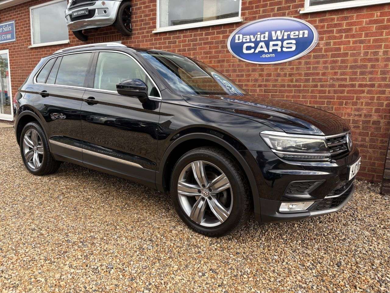 A 2017 VOLKSWAGEN TIGUAN 2.0 TDI BlueMotion Tech SEL SUV 5dr Diesel DSG Euro 6 (s/s) (150 ps) A 2017 VOLKSWAGEN TIGUAN 2.0 TDI BlueMotion Tech SEL SUV 5dr Diesel DSG Euro 6 (s/s) (150 ps)