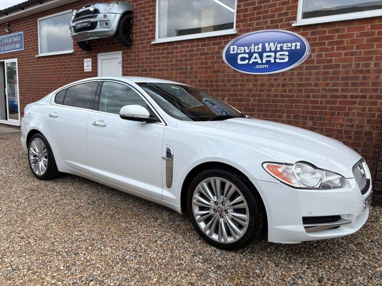 A 2011 JAGUAR XF 3.0d V6 Premium Luxury Saloon 4dr Diesel Auto Euro 5 (240 ps) A 2011 JAGUAR XF 3.0d V6 Premium Luxury Saloon 4dr Diesel Auto Euro 5 (240 ps)