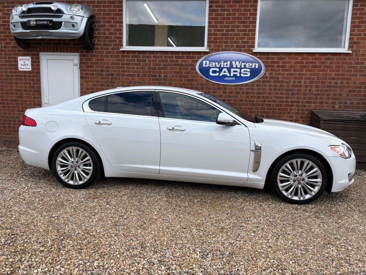 A 2011 JAGUAR XF 3.0d V6 Premium Luxury Saloon 4dr Diesel Auto Euro 5 (240 ps) A 2011 JAGUAR XF 3.0d V6 Premium Luxury Saloon 4dr Diesel Auto Euro 5 (240 ps)