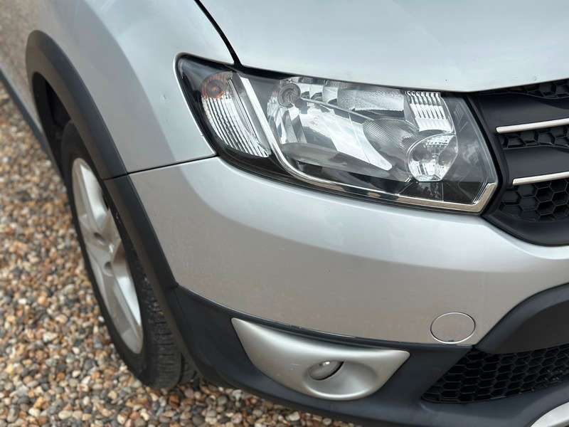 A 2014 DACIA SANDERO STEPWAY LAUREATE DCI A 2014 DACIA SANDERO STEPWAY LAUREATE DCI
