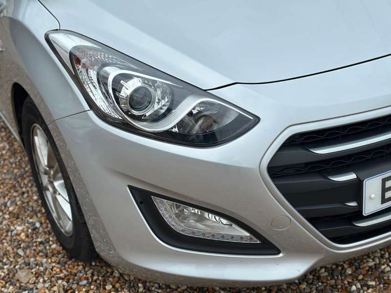 A 2015 HYUNDAI I30 CRDI SE BLUE DRIVE A 2015 HYUNDAI I30 CRDI SE BLUE DRIVE