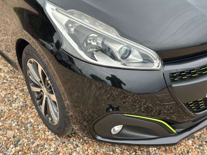 A 2016 PEUGEOT 208 XS LIME A 2016 PEUGEOT 208 XS LIME