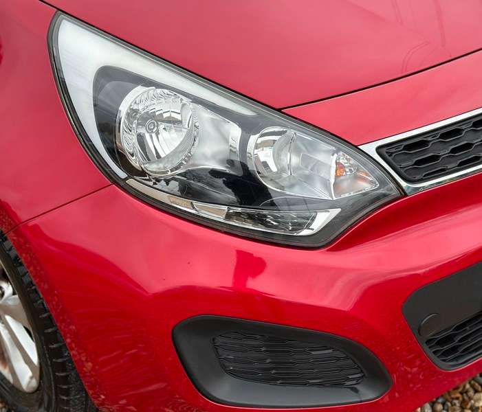 A 2014 KIA RIO VR7 A 2014 KIA RIO VR7