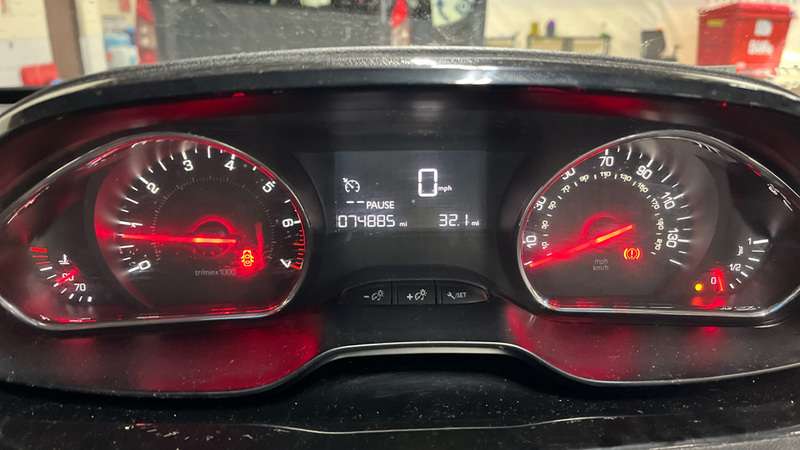 2013 PEUGEOT 208 2013 PEUGEOT 208