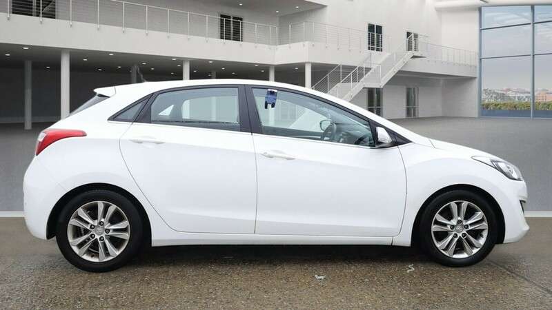 A 2013 HYUNDAI I30 CRDI STYLE NAV BLUE DRIVE A 2013 HYUNDAI I30 CRDI STYLE NAV BLUE DRIVE