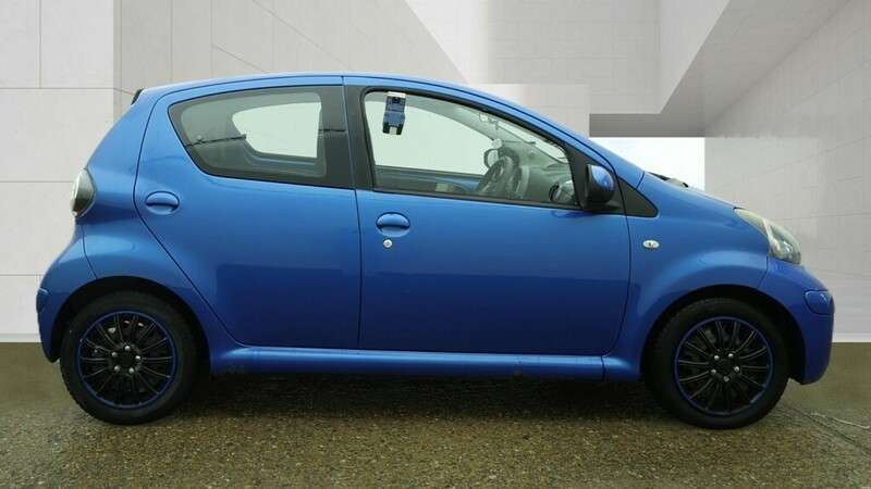 A 2011 TOYOTA AYGO VVT-I BLUE A 2011 TOYOTA AYGO VVT-I BLUE