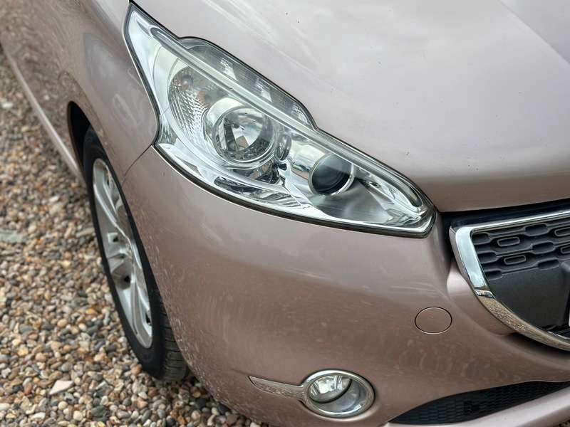 A 2013 PEUGEOT 208 ALLURE A 2013 PEUGEOT 208 ALLURE