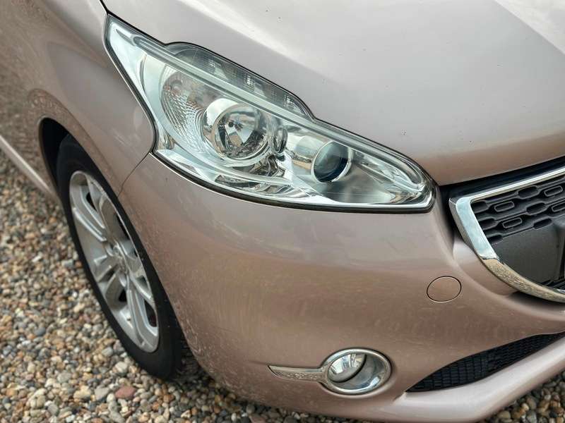 A 2013 PEUGEOT 208 ALLURE A 2013 PEUGEOT 208 ALLURE