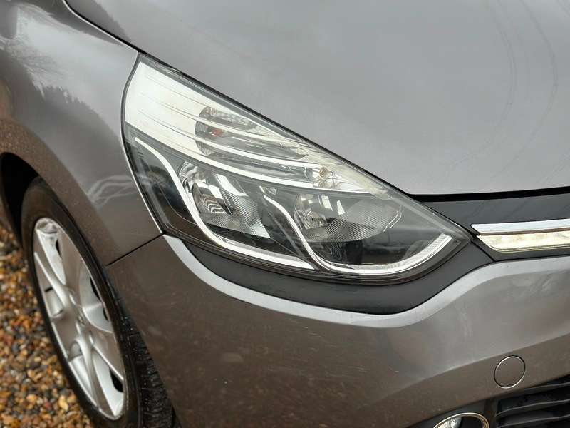 A 2015 RENAULT CLIO DYNAMIQUE MEDIANAV ENERGY DCI S/S A 2015 RENAULT CLIO DYNAMIQUE MEDIANAV ENERGY DCI S/S