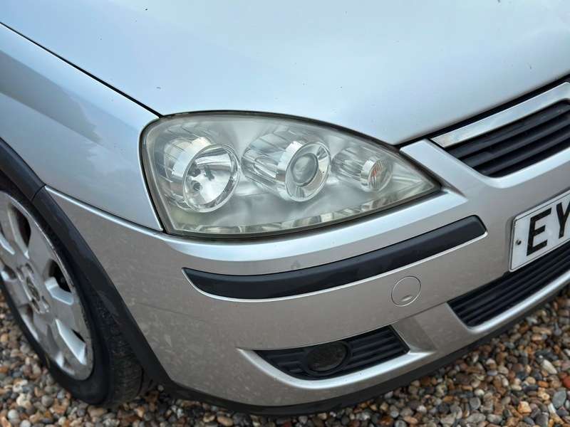 A 2005 VAUXHALL CORSA SXI 16V TWINPORT A 2005 VAUXHALL CORSA SXI 16V TWINPORT
