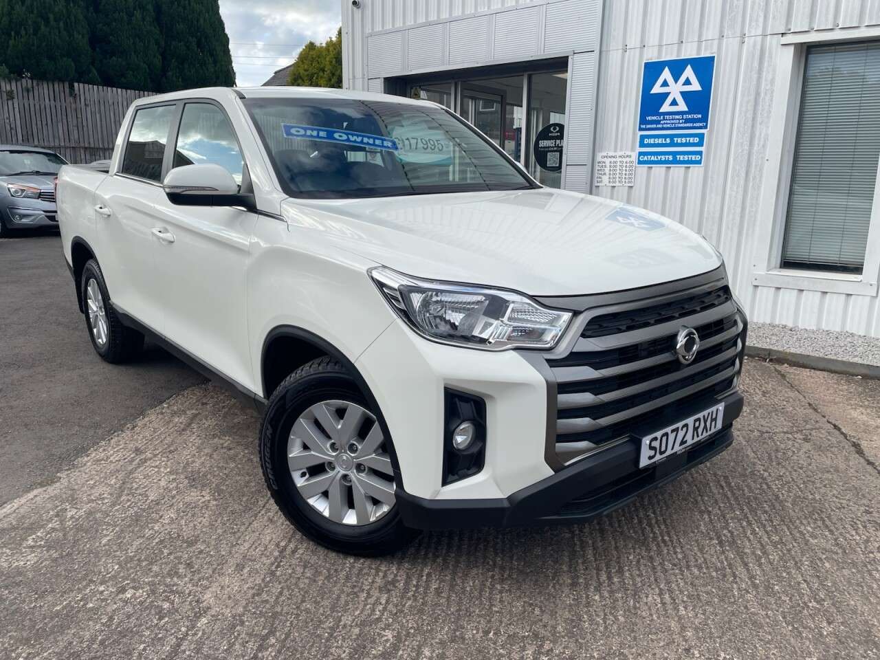 A 2022 SSANGYONG MUSSO 2.2D EX Pickup Double Cab 4dr Diesel Manual 4WD Euro 6 (181 ps) A 2022 SSANGYONG MUSSO 2.2D EX Pickup Double Cab 4dr Diesel Manual 4WD Euro 6 (181 ps)