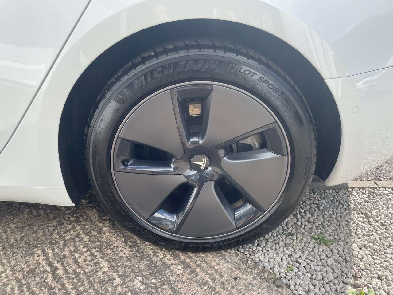 A 2021 TESLA MODEL 3 (Dual Motor) Long Range Saloon 4dr Electric Auto 4WDE (346 ps) A 2021 TESLA MODEL 3 (Dual Motor) Long Range Saloon 4dr Electric Auto 4WDE (346 ps)