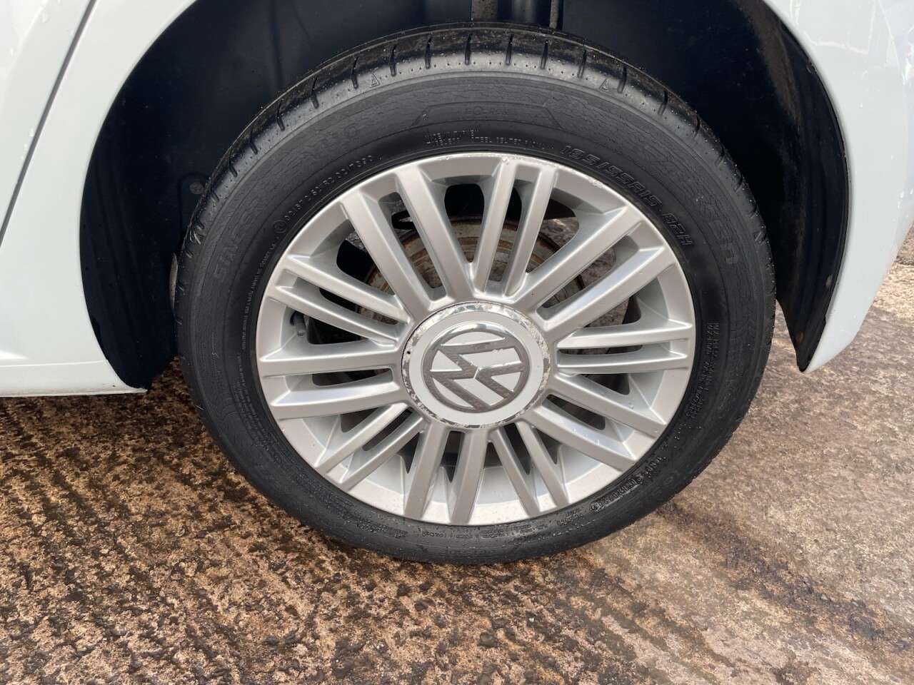 A 2017 VOLKSWAGEN UP! 1.0 Move up! Hatchback 5dr Petrol Manual Euro 6 (60 ps) A 2017 VOLKSWAGEN UP! 1.0 Move up! Hatchback 5dr Petrol Manual Euro 6 (60 ps)