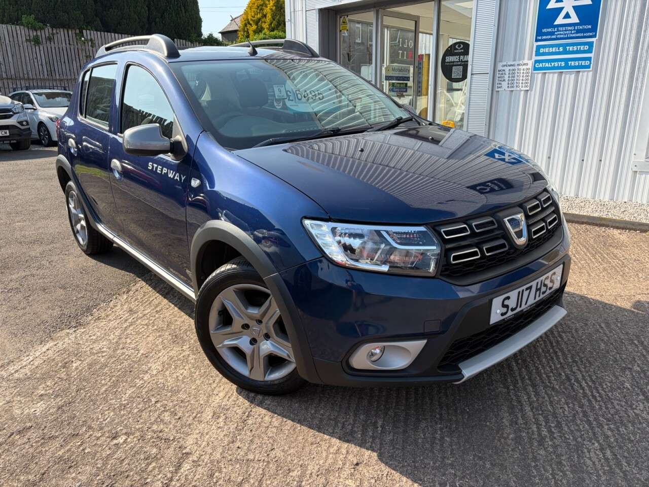 A 2017 DACIA SANDERO STEPWAY 0.9 TCe Laureate Hatchback 5dr Petrol Manual Euro 6 (s/s) (90 ps) A 2017 DACIA SANDERO STEPWAY 0.9 TCe Laureate Hatchback 5dr Petrol Manual Euro 6 (s/s) (90 ps)