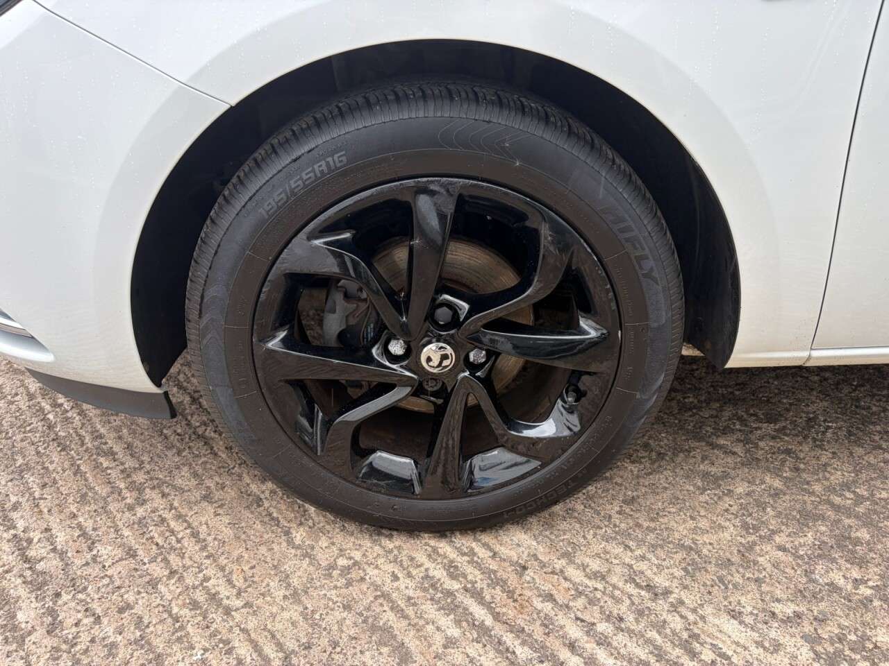 A 2016 VAUXHALL CORSA 1.4i ecoFLEX SRi Hatchback 5dr Petrol Manual Euro 6 (90 ps) A 2016 VAUXHALL CORSA 1.4i ecoFLEX SRi Hatchback 5dr Petrol Manual Euro 6 (90 ps)