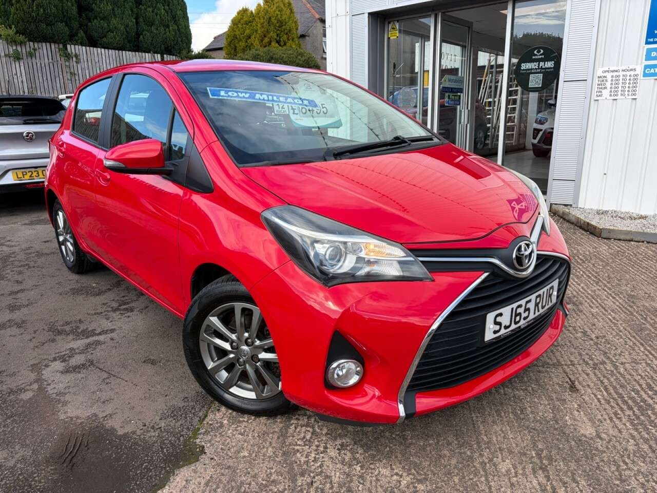 A 2015 TOYOTA YARIS 1.33 Dual VVT-i Icon Hatchback 5dr Petrol Manual Euro 5 Euro 5 (99 ps) A 2015 TOYOTA YARIS 1.33 Dual VVT-i Icon Hatchback 5dr Petrol Manual Euro 5 Euro 5 (99 ps)