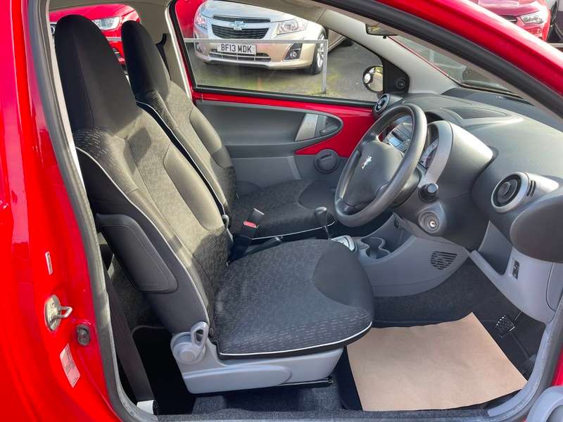 2011 PEUGEOT 107 2011 PEUGEOT 107