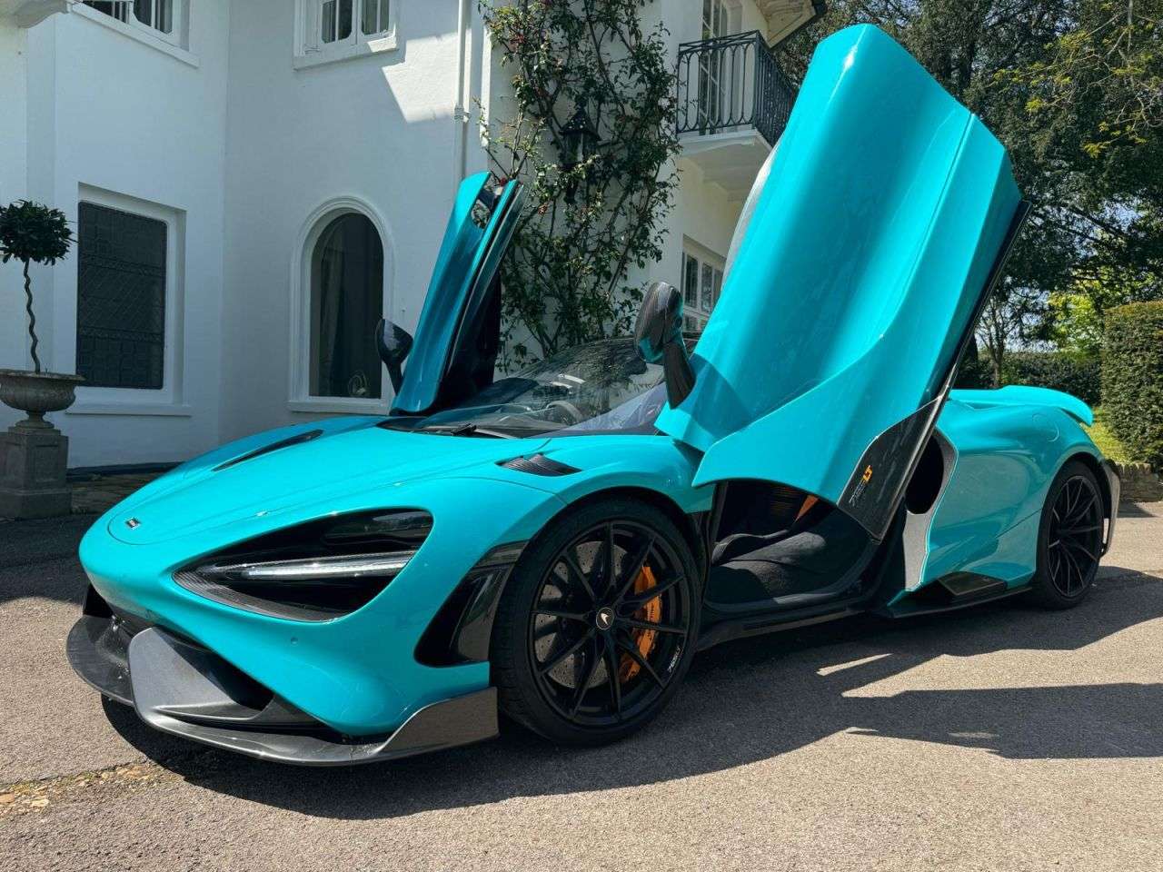 A 2021 MCLAREN 765LT V8 SSG A 2021 MCLAREN 765LT V8 SSG