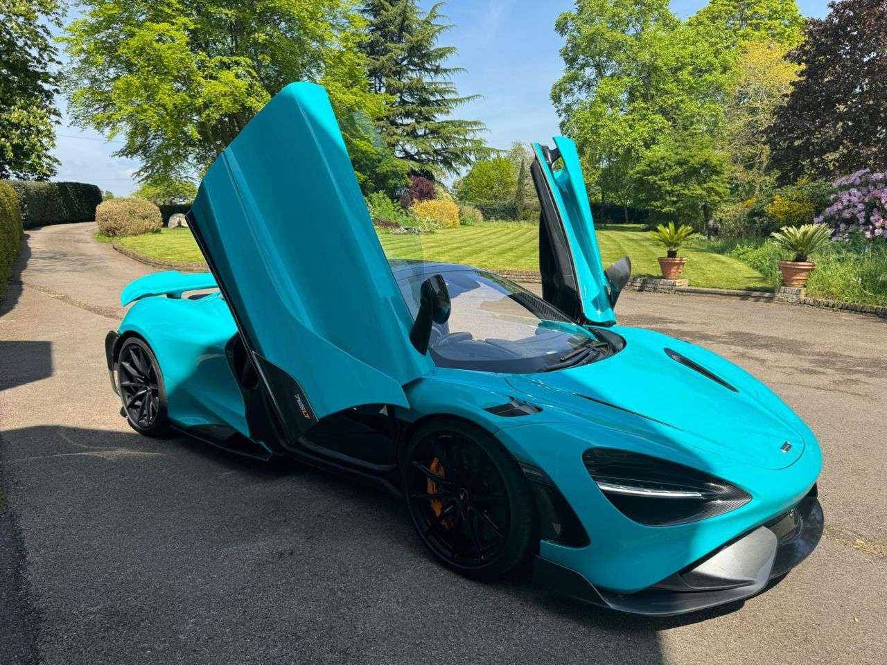 A 2021 MCLAREN 765LT V8 SSG A 2021 MCLAREN 765LT V8 SSG