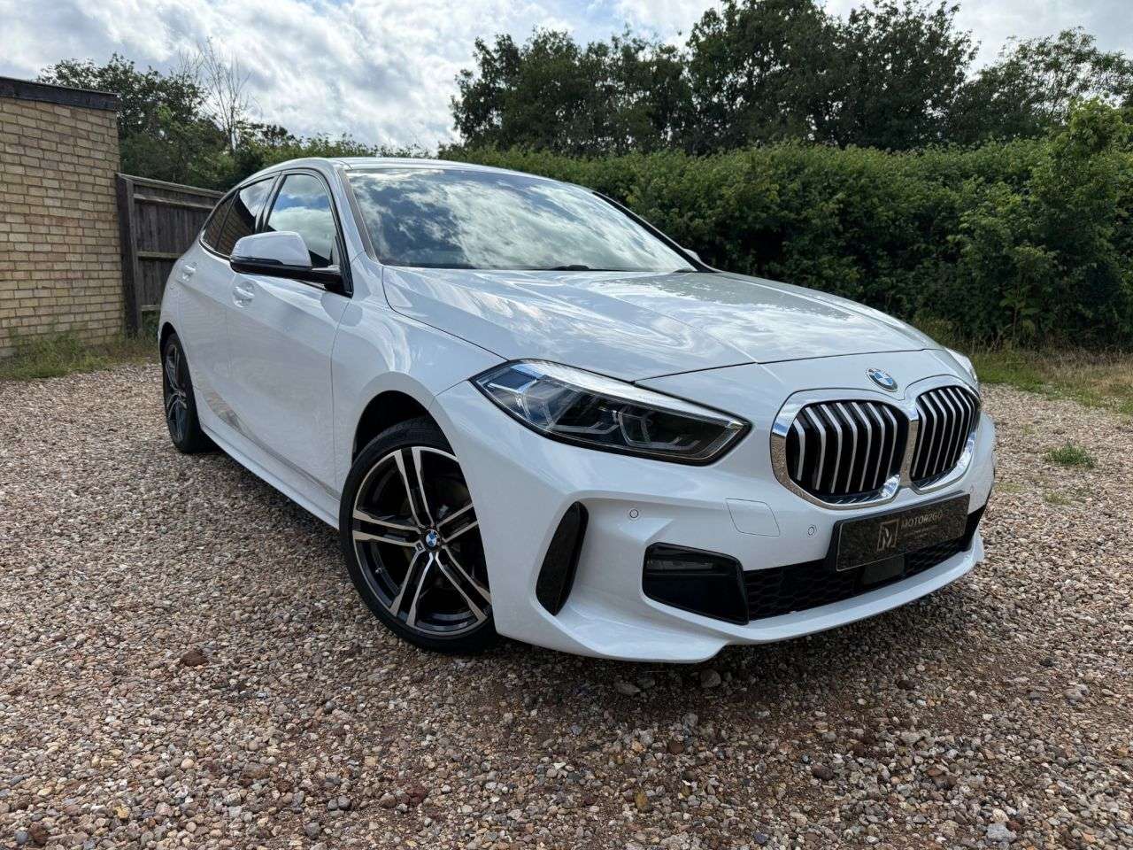A 2023 BMW 1 SERIES 1.5 118i M Sport (LCP) Hatchback 5dr Petrol DCT Euro 6 (s/s) (136 ps) WHITE A 2023 BMW 1 SERIES 1.5 118i M Sport (LCP) Hatchback 5dr Petrol DCT Euro 6 (s/s) (136 ps) WHITE