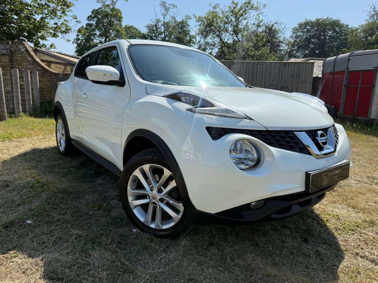 A 2018 NISSAN JUKE 1.2 DIG-T N-Connecta SUV 5dr Petrol Manual Euro 6 (s/s) (115 ps) WHITE-BLUE A 2018 NISSAN JUKE 1.2 DIG-T N-Connecta SUV 5dr Petrol Manual Euro 6 (s/s) (115 ps) WHITE-BLUE
