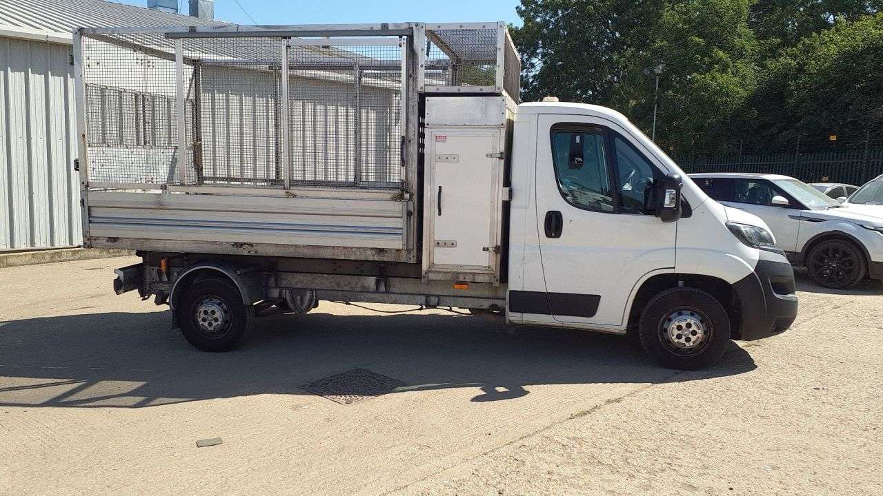A 2020 PEUGEOT BOXER 2.2 BlueHDi 335 Built for Business Curtainside Chassis Cab 4dr Diesel Manua A 2020 PEUGEOT BOXER 2.2 BlueHDi 335 Built for Business Curtainside Chassis Cab 4dr Diesel Manua