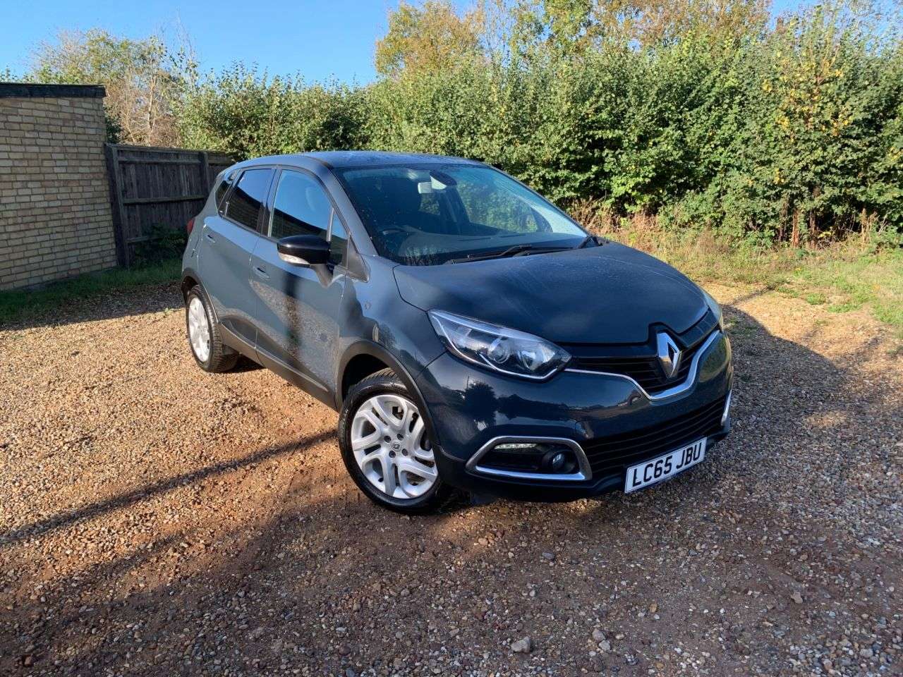 A 2015 RENAULT CAPTUR 0.9 TCe ENERGY Dynamique Nav SUV 5dr Petrol Manual Euro 6 (s/s) (90 ps) A 2015 RENAULT CAPTUR 0.9 TCe ENERGY Dynamique Nav SUV 5dr Petrol Manual Euro 6 (s/s) (90 ps)