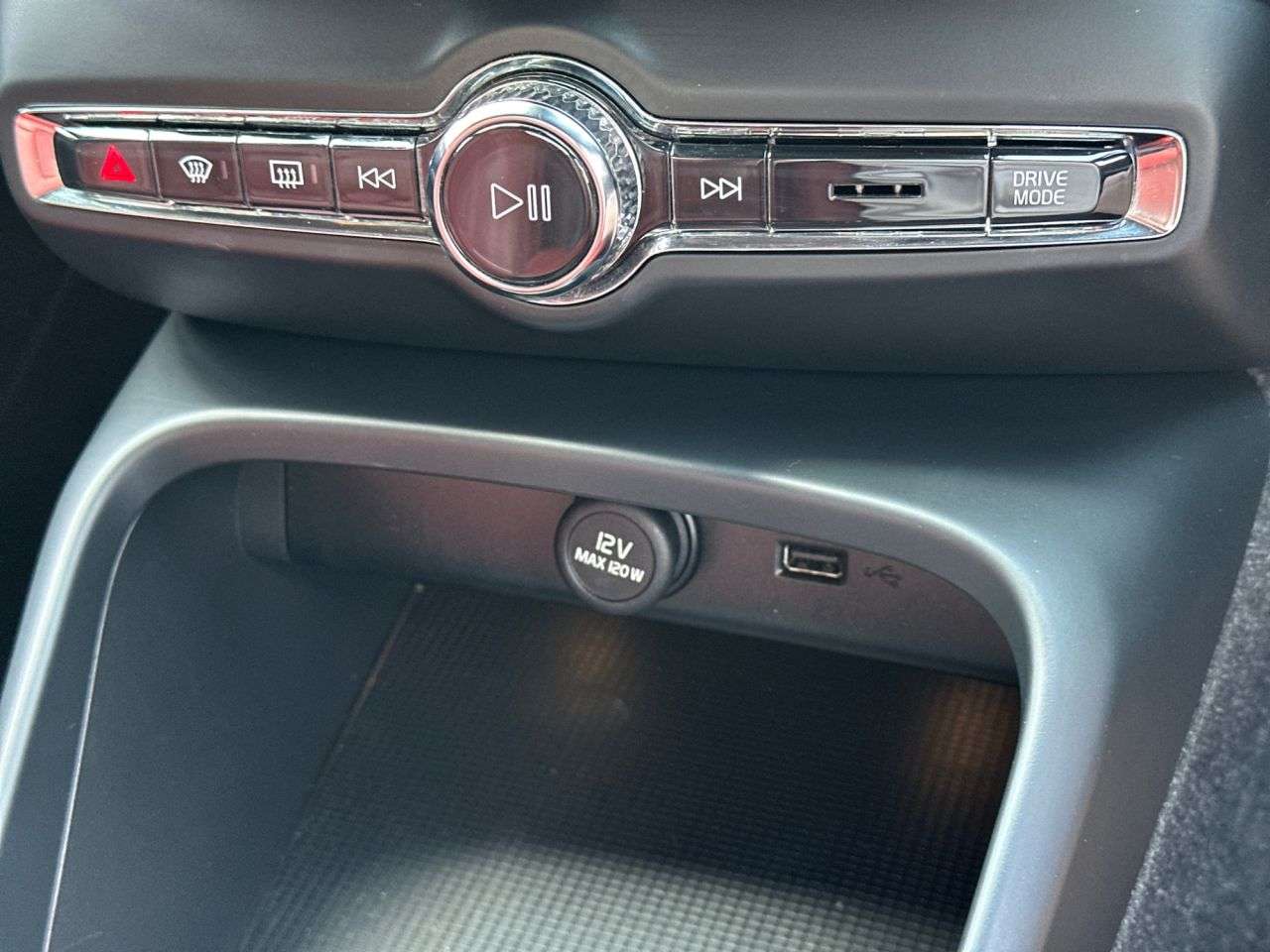 2020 VOLVO XC40 2020 VOLVO XC40