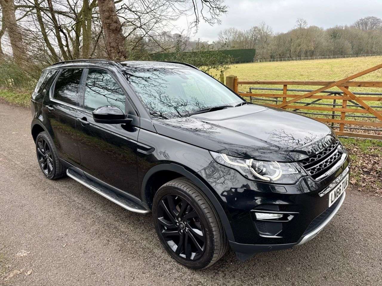 A 2016 LAND ROVER DISCOVERY SPORT 2.0 TD4 HSE SUV 5dr Diesel Automatic 4WD Euro 6 (s/s) (180 ps) + SERVICE HI A 2016 LAND ROVER DISCOVERY SPORT 2.0 TD4 HSE SUV 5dr Diesel Automatic 4WD Euro 6 (s/s) (180 ps) + SERVICE HI