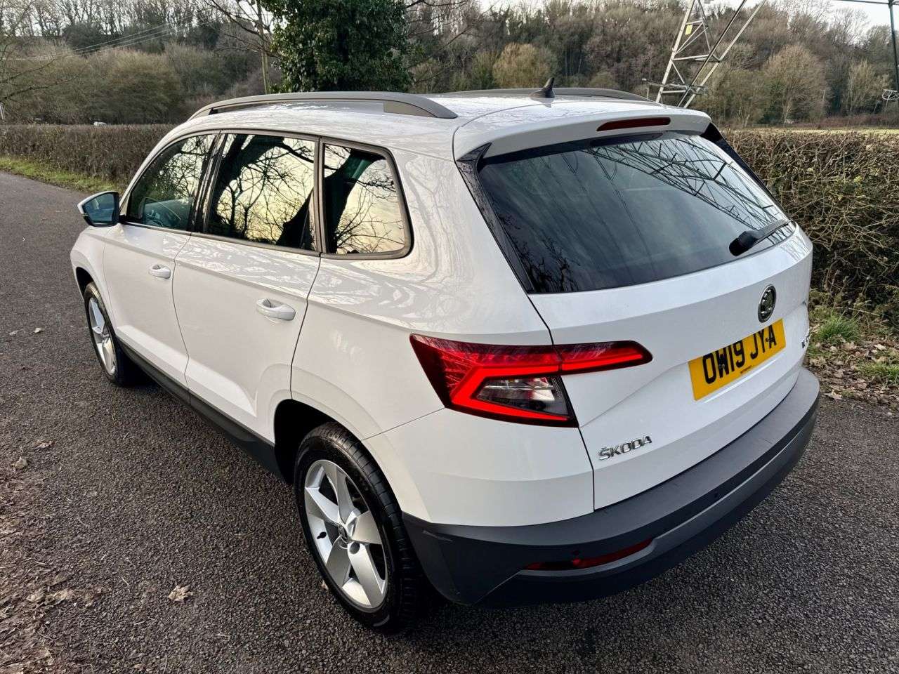 A 2019 SKODA KAROQ 1.0 TSI GPF SE SUV 5dr Petrol Manual Euro 6 (s/s) (115 ps) + SERVICE HISTOR A 2019 SKODA KAROQ 1.0 TSI GPF SE SUV 5dr Petrol Manual Euro 6 (s/s) (115 ps) + SERVICE HISTOR