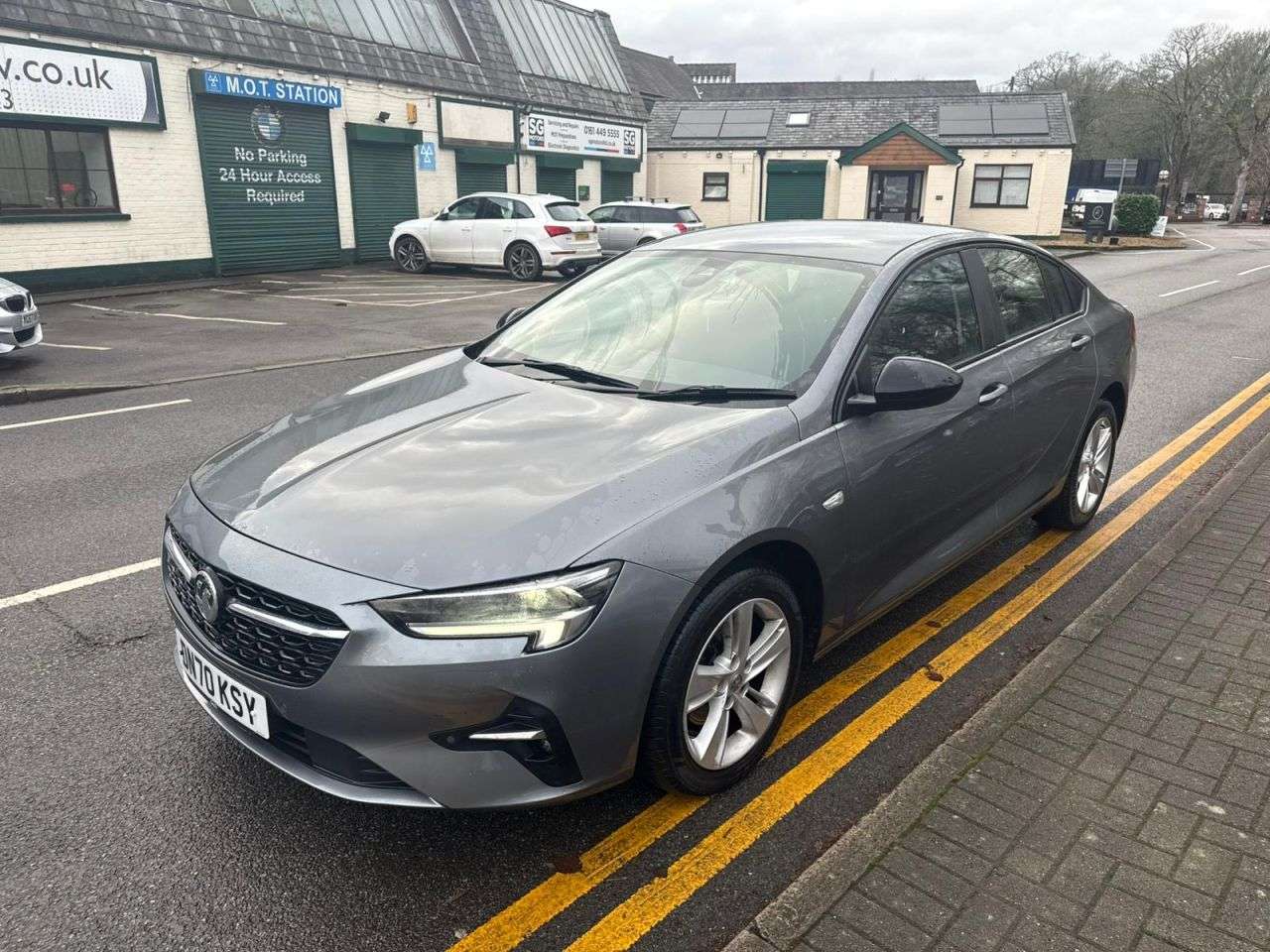 A 2020 VAUXHALL INSIGNIA 2.0 CDTi SE Nav Hatchback 5dr Diesel Manual Euro 5 (160 ps) A 2020 VAUXHALL INSIGNIA 2.0 CDTi SE Nav Hatchback 5dr Diesel Manual Euro 5 (160 ps)