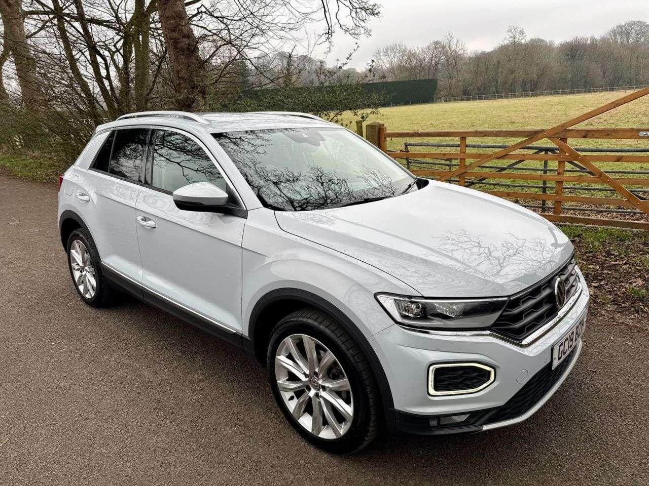 A 2019 VOLKSWAGEN T-ROC 1.5 TSI GPF EVO SEL SUV 5dr Petrol Manual Euro 6 (s/s) (150 ps) + SERVICE H A 2019 VOLKSWAGEN T-ROC 1.5 TSI GPF EVO SEL SUV 5dr Petrol Manual Euro 6 (s/s) (150 ps) + SERVICE H