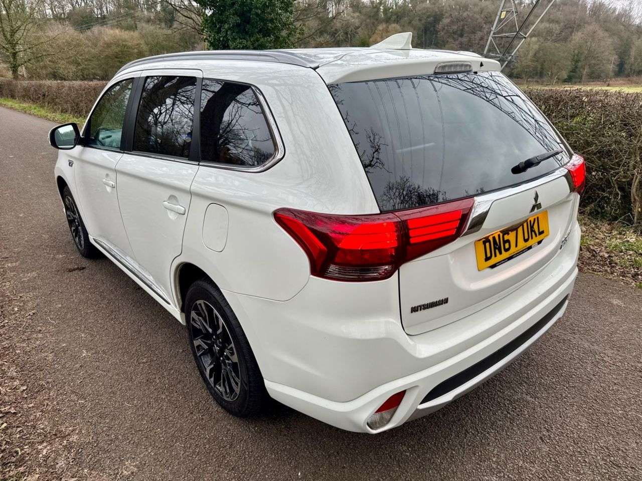 A 2017 MITSUBISHI OUTLANDER PHEV 4H A 2017 MITSUBISHI OUTLANDER PHEV 4H