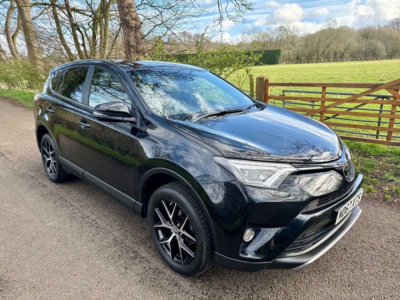 A 2017 TOYOTA RAV4 2.0 V-Matic Icon SUV 5dr Petrol CVT 4WD Euro 6 (s/s) (Safety Sense, SNav) ( A 2017 TOYOTA RAV4 2.0 V-Matic Icon SUV 5dr Petrol CVT 4WD Euro 6 (s/s) (Safety Sense, SNav) (