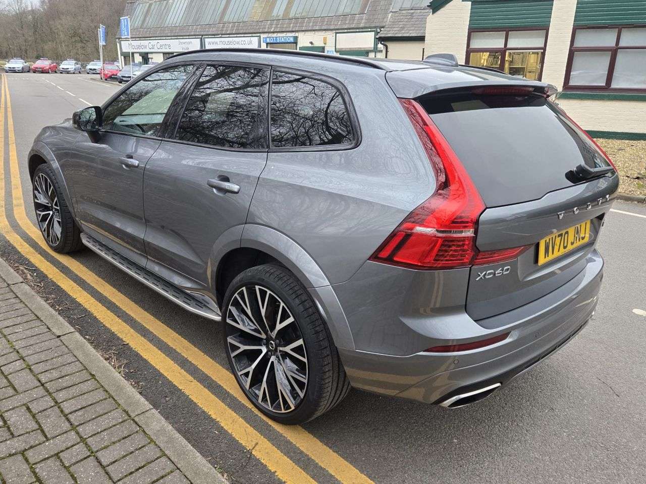 A 2020 VOLVO XC60 2.0 B5 MHEV R-Design Pro SUV 5dr Petrol Hybrid Automatic Euro 6 (s/s) (250 A 2020 VOLVO XC60 2.0 B5 MHEV R-Design Pro SUV 5dr Petrol Hybrid Automatic Euro 6 (s/s) (250