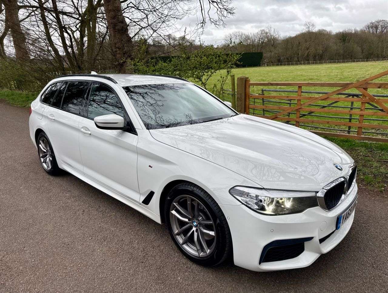 A 2020 BMW 5 SERIES 2.0 520d M Sport Touring 5dr Diesel Automatic Euro 6 (s/s) (190 ps) + SERVI A 2020 BMW 5 SERIES 2.0 520d M Sport Touring 5dr Diesel Automatic Euro 6 (s/s) (190 ps) + SERVI