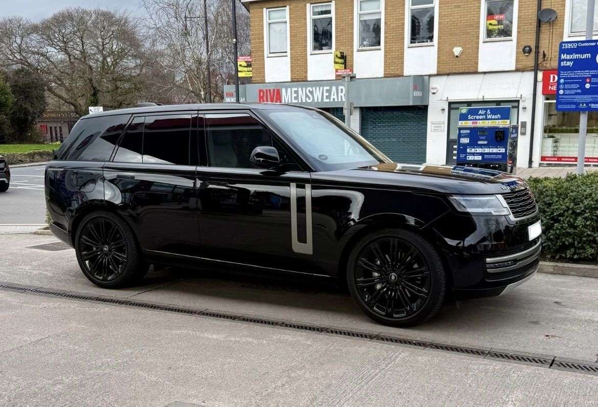 A 2022 LAND ROVER RANGE ROVER 3.0 D350 MHEV HSE SUV 5dr Diesel Automatic 4WD Euro 6 (s/s) (350 ps) A 2022 LAND ROVER RANGE ROVER 3.0 D350 MHEV HSE SUV 5dr Diesel Automatic 4WD Euro 6 (s/s) (350 ps)